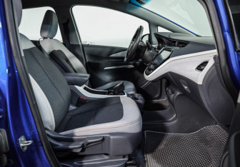 Подержанный автомобиль Chevrolet Bolt 2017 года (21 фото)