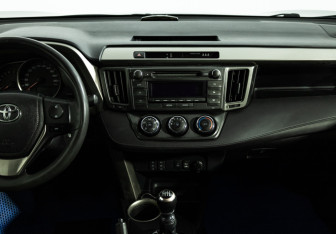 Подержанный автомобиль Toyota RAV4 2013 года (14 фото)