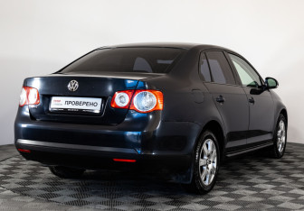 Подержанный автомобиль Volkswagen Jetta Sedan 2010 года (5 фото)