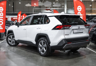 Подержанный автомобиль Toyota RAV4 2021 года (9 фото)