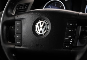 Подержанный автомобиль Volkswagen Touareg 2006 года (11 фото)