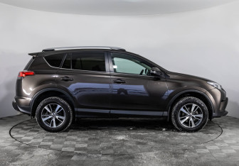Подержанный автомобиль Toyota RAV4 2018 года (4 фото)