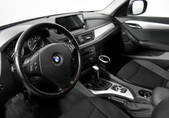 Подержанный автомобиль BMW X1 2010 года (9 фото)