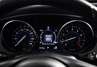 Подержанный автомобиль Jaguar XE 2016 года (12 фото)
