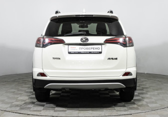 Подержанный автомобиль Toyota RAV4 2017 года (6 фото)