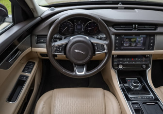 Подержанный автомобиль Jaguar XF Sedan 2018 года (11 фото)