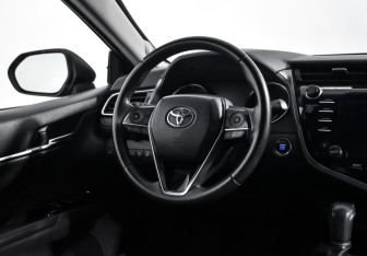 Подержанный автомобиль Toyota Camry Sedan 2018 года (15 фото)