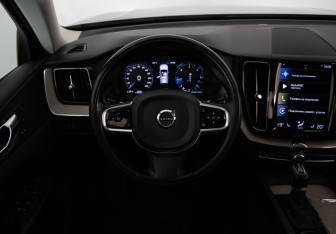 Подержанный автомобиль Volvo XC60 2021 года (10 фото)