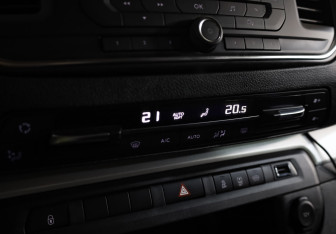 Подержанный автомобиль Peugeot Traveller 2021 года (17 фото)