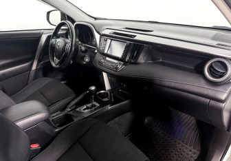 Подержанный автомобиль Toyota RAV4 2016 года (13 фото)