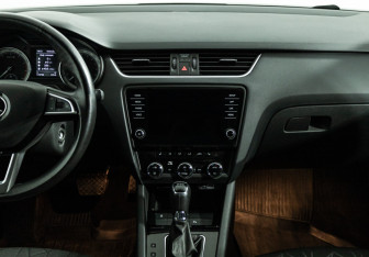 Подержанный автомобиль Skoda Octavia Liftback 2019 года (14 фото)
