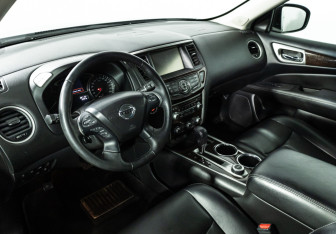 Подержанный автомобиль Nissan Pathfinder 2015 года (11 фото)