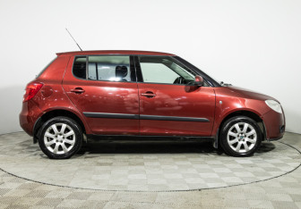 Подержанный автомобиль Skoda Fabia Hatchback 2008 года (4 фото)