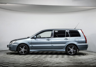 Подержанный автомобиль Mitsubishi Lancer Wagon 2007 года (8 фото)