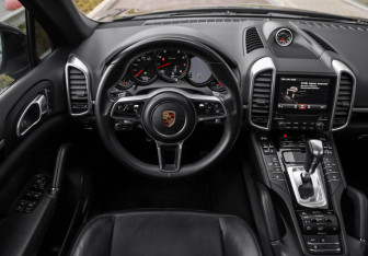 Подержанный автомобиль Porsche Cayenne 2016 года (15 фото)