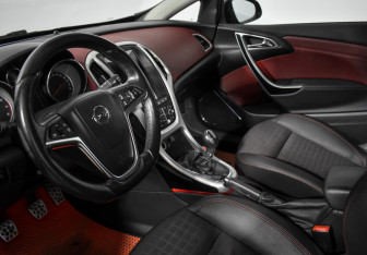 Подержанный автомобиль Opel Astra Hatchback 2012 года (9 фото)