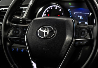 Подержанный автомобиль Toyota Camry Sedan 2019 года (13 фото)