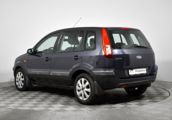 Подержанный автомобиль Ford Fusion 2008 года (7 фото)