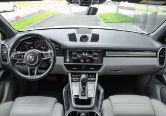 Подержанный автомобиль Porsche Cayenne 2020 года (14 фото)