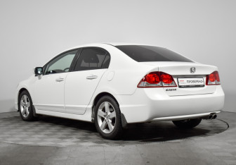 Подержанный автомобиль Honda Civic Sedan 2011 года (7 фото)