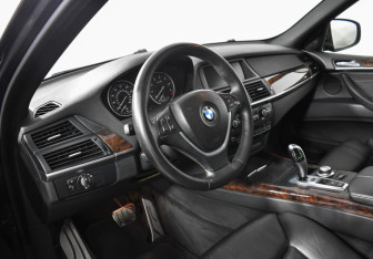 Подержанный автомобиль BMW X5 2007 года (9 фото)