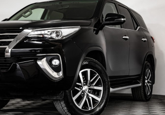 Подержанный автомобиль Toyota Fortuner 2017 года (2 фото)