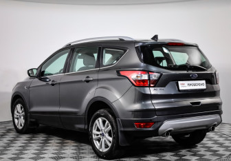 Подержанный автомобиль Ford Kuga 2017 года (6 фото)