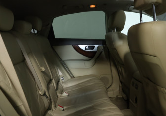 Подержанный автомобиль Infiniti QX70 2013 года (27 фото)