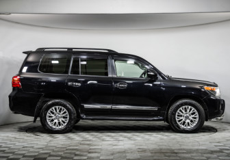 Подержанный автомобиль Toyota Land Cruiser Suv 2013 года (4 фото)