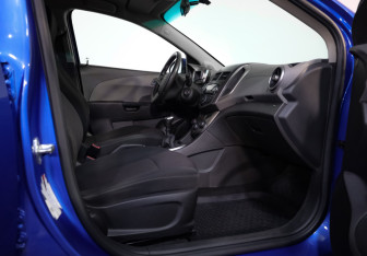 Подержанный автомобиль Chevrolet Aveo Sedan 2012 года (16 фото)