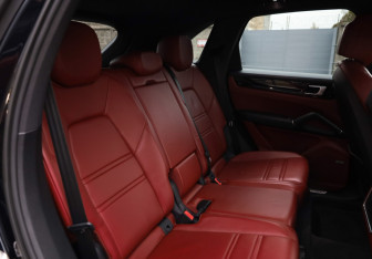 Подержанный автомобиль Porsche Cayenne 2019 года (12 фото)