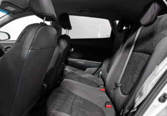 Подержанный автомобиль Kia Rio Hatchback 2015 года (12 фото)