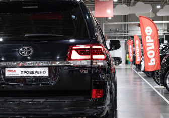 Подержанный автомобиль Toyota Land Cruiser Suv 2019 года (10 фото)