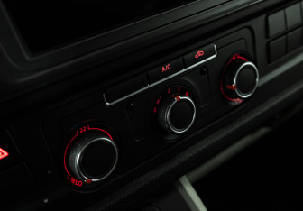 Подержанный автомобиль Volkswagen Transporter Minivan 2015 года (12 фото)