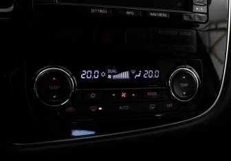 Подержанный автомобиль Mitsubishi Outlander 2015 года (17 фото)