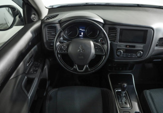 Подержанный автомобиль Mitsubishi Outlander 2019 года (10 фото)