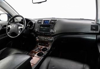 Подержанный автомобиль Toyota Highlander 2012 года (9 фото)