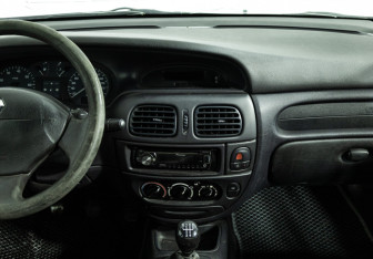 Подержанный автомобиль Renault Megane Sedan 2003 года (14 фото)