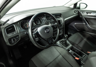 Подержанный автомобиль Volkswagen Golf Hatchback 2013 года (11 фото)