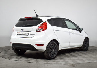 Подержанный автомобиль Ford Fiesta Hatchback 2017 года (5 фото)