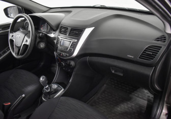 Подержанный автомобиль Hyundai Solaris Hatchback 2015 года (12 фото)