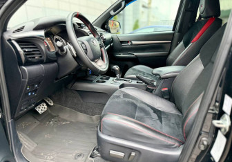 Подержанный автомобиль Toyota Hilux 2022 года (11 фото)