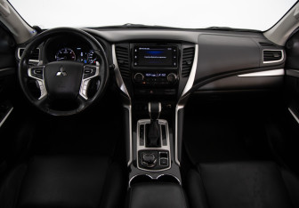 Подержанный автомобиль Mitsubishi Pajero Sport 2018 года (9 фото)