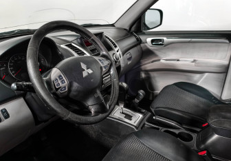 Подержанный автомобиль Mitsubishi Pajero Sport 2012 года (9 фото)
