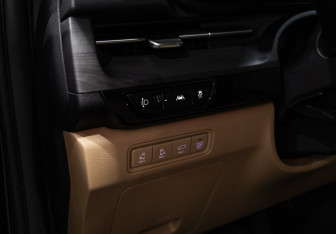Подержанный автомобиль Kia Carnival 2023 года (24 фото)