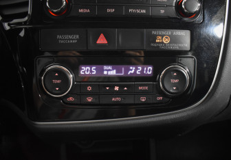Подержанный автомобиль Mitsubishi Outlander 2014 года (15 фото)