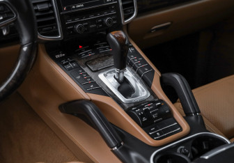 Подержанный автомобиль Porsche Cayenne 2015 года (20 фото)
