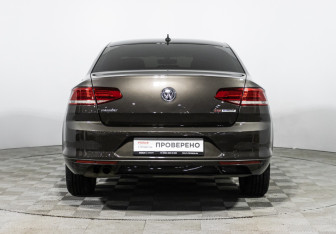 Подержанный автомобиль Volkswagen Passat Sedan 2017 года (6 фото)