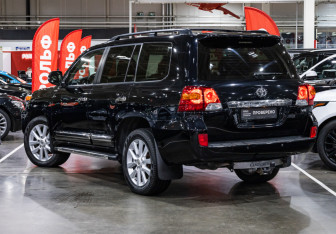 Подержанный автомобиль Toyota Land Cruiser Suv 2012 года (9 фото)