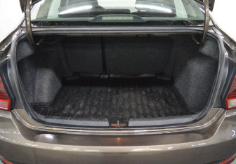 Подержанный автомобиль Volkswagen Polo Sedan 2015 года (16 фото)